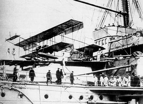 Embarkment of the reconnaissance planes in Alexandria Harbour (1915).
